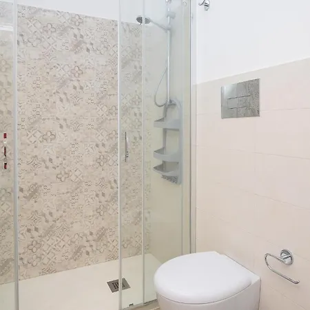 Stunning In With Kitchen Apartment *
